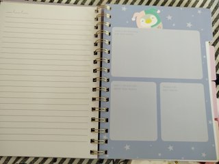 Diario, bolígrafo y pegatinas para uñas