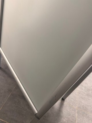 Pizarra blanca con soporte metálico