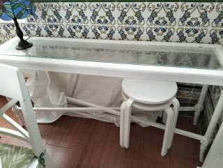 Mesa consola blanca con tapa de cristal