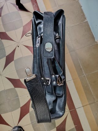 Maleta de cuero negra