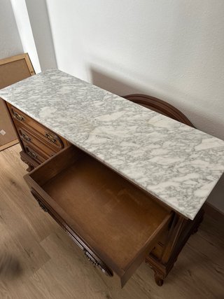 Cómoda de madera con tapa de mármol
