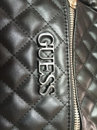 Mochila Guess acolchada negra