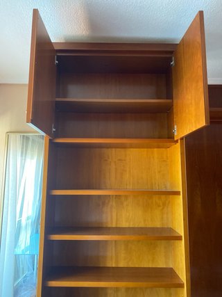 Mueble de madera alto con puertas