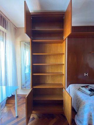 Mueble de madera alto con puertas