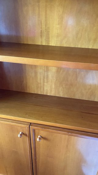 Mueble de madera alto con puertas