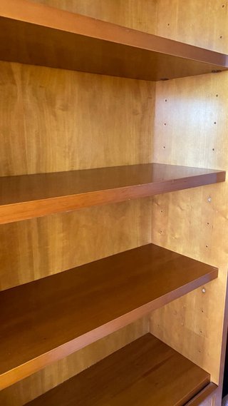 Mueble de madera alto con puertas