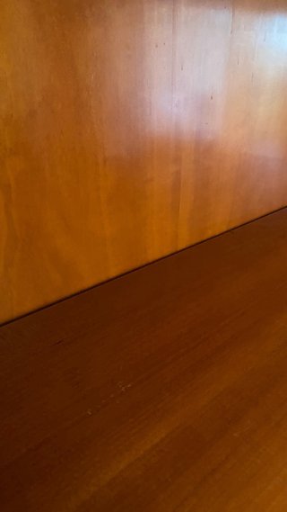 Mueble de madera alto con puertas