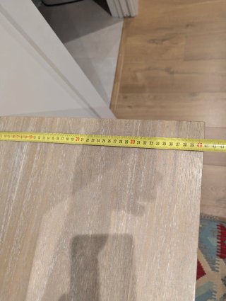 Consola de madera blanca y marrón