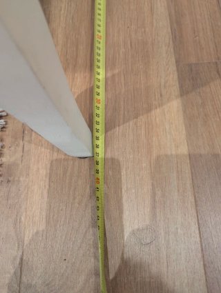 Consola de madera blanca y marrón