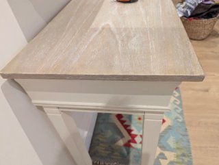 Consola de madera blanca y marrón