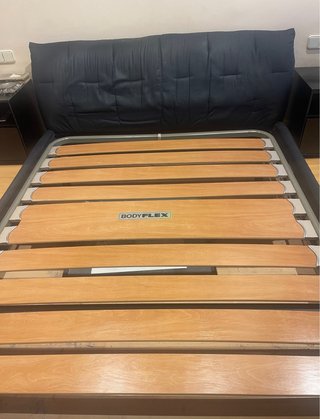 Estructura de cama con somier. SIN colchón.