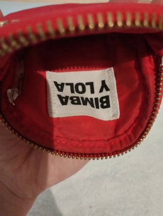 Cartera Bimba y Lola Roja, color coral fuerte.