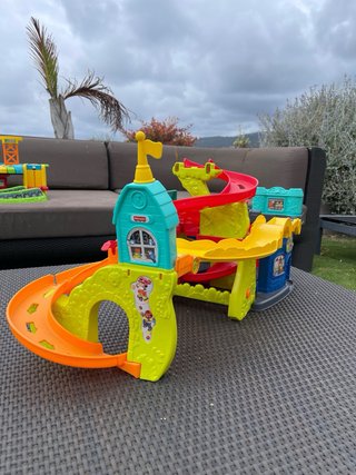 Garaje Fisher Price Little People con dos coches