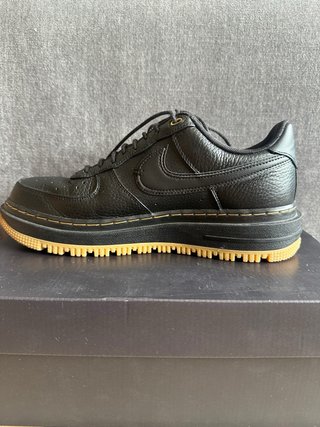Nike Air Force 1 Luxe Talla 43 Negro/Dorado