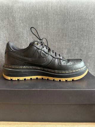 Nike Air Force 1 Luxe Talla 43 Negro/Dorado