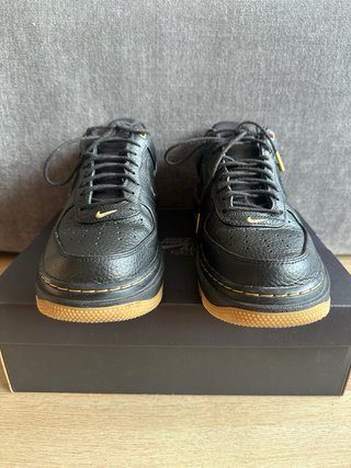 Nike Air Force 1 Luxe Talla 43 Negro/Dorado
