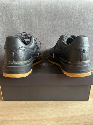 Nike Air Force 1 Luxe Talla 43 Negro/Dorado