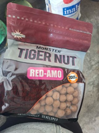 Lote 7 cebos pesca: Tiger Nut, Source, Big Fish