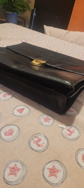Maletín de piel negro