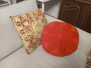 Cojín Artesanal Bordado con Hilo Dorado y Espejos