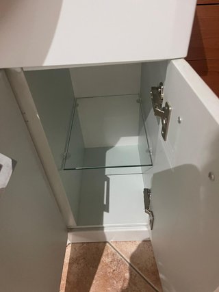 Mobile bagno con lavabo e piano in vetro