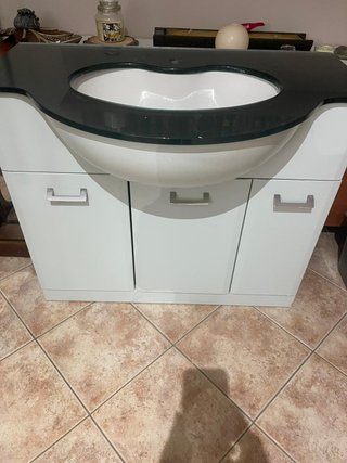 Mobile bagno con lavabo e piano in vetro