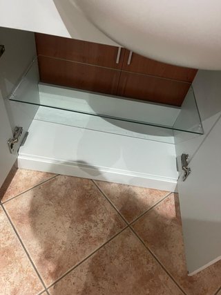 Mobile bagno con lavabo e piano in vetro