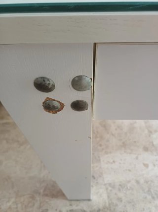 Mesa de salón con cristal enaguasy dos tapetes