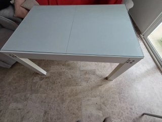 Mesa de salón con cristal enaguasy dos tapetes