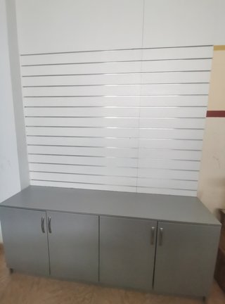 Armario bajo gris con panel de lamas