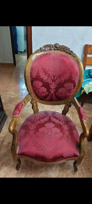 Sillón antiguo de madera y tela