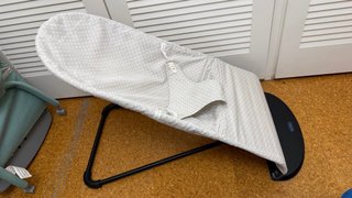 Hamaca BabyBjörn gris lunares