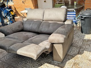 Divano Relax Elettrico 2 Posti Quasi Nuovo