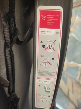 Silla de coche negra y roja modelo sin isofi