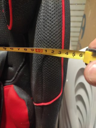 Silla de coche negra y roja modelo sin isofi