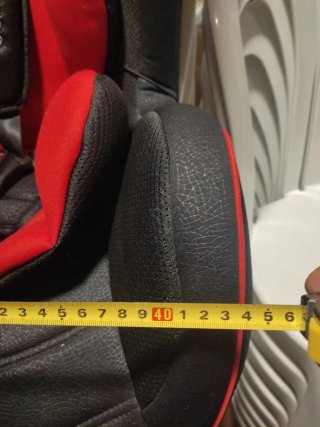 Silla de coche negra y roja modelo sin isofi