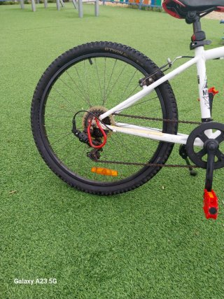 Bicicleta infantil blanca y roja