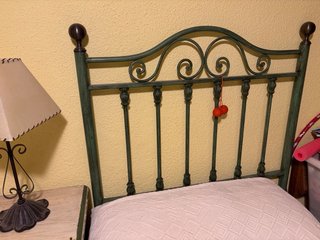 Cabeceros forja verde y mesita noche en madera