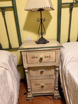 Cabeceros forja verde y mesita noche en madera