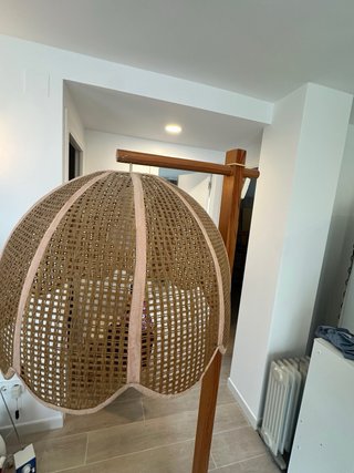 Lámpara de pie de ratán y madera