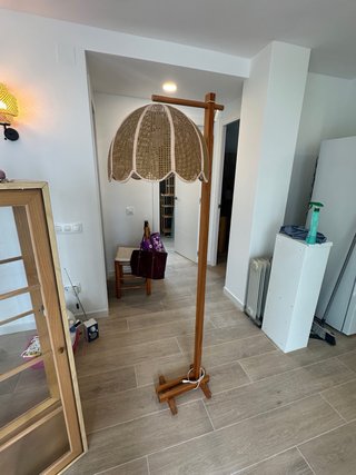 Lámpara de pie de ratán y madera