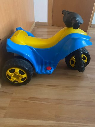 Triciclo infantil azul y amarillo