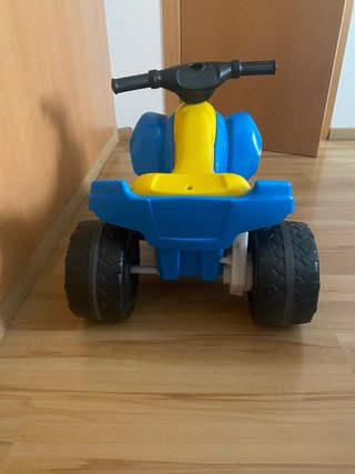 Triciclo infantil azul y amarillo