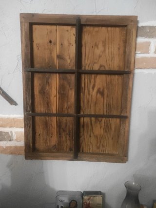 Ventana decorativa madera rústica con reja