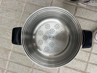Olla de acero inoxidable con asas doradas