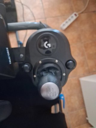 Simulatore completo di guida con sedile, volante, pedali e cambio marcia
