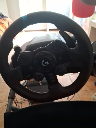 Simulatore completo di guida con sedile, volante, pedali e cambio marcia