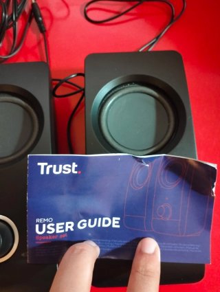 Altavoces Trust Negros