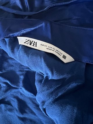 Vestido azul satinado con tirantes