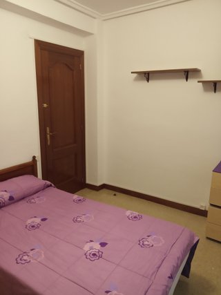 Alquiló una habitación a una mujer en piso céntric